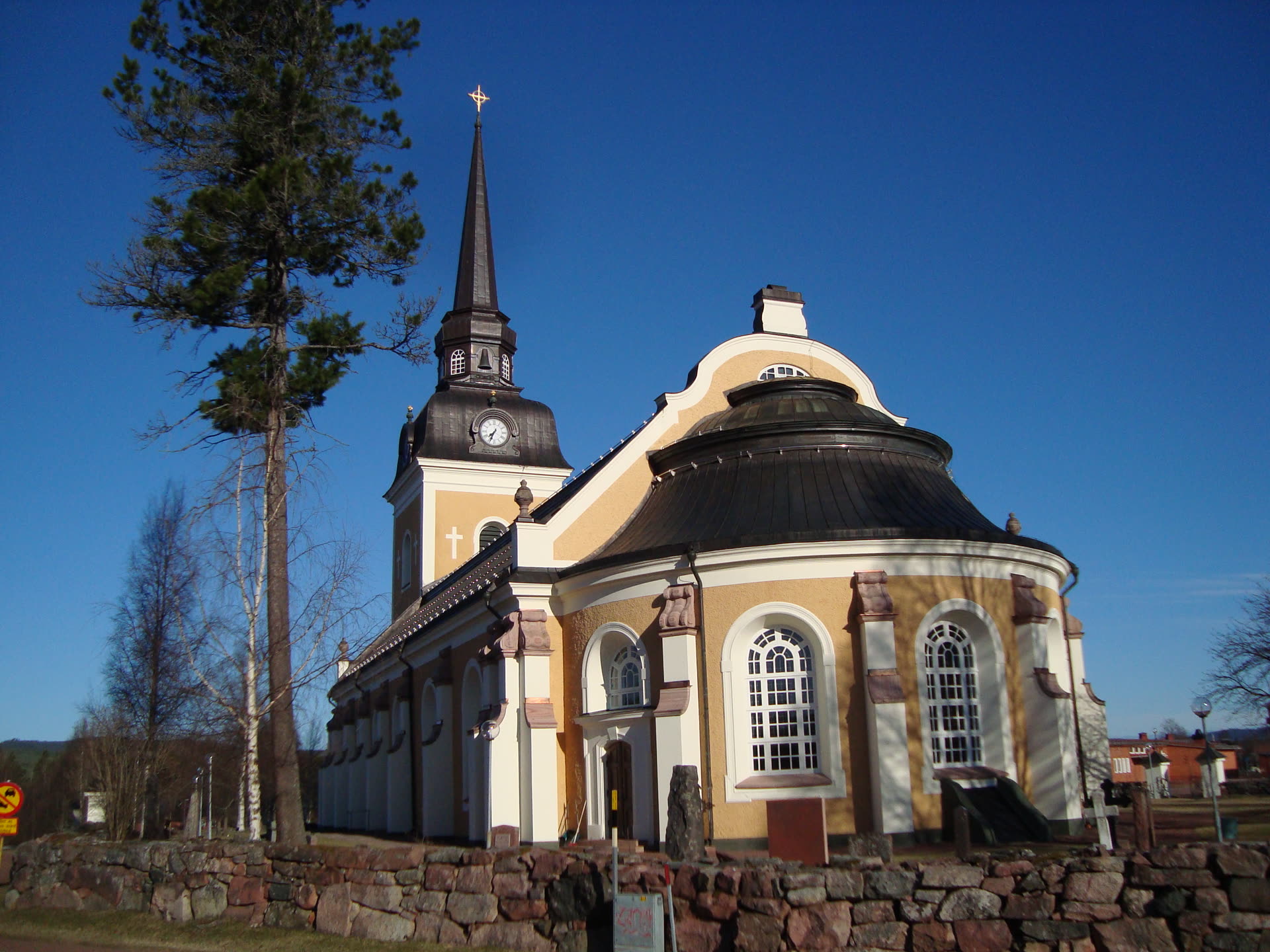 Älvdalens kyrka — kyrkan i samhället, inte Fjätälven och inte Sveaskogs 500-kort