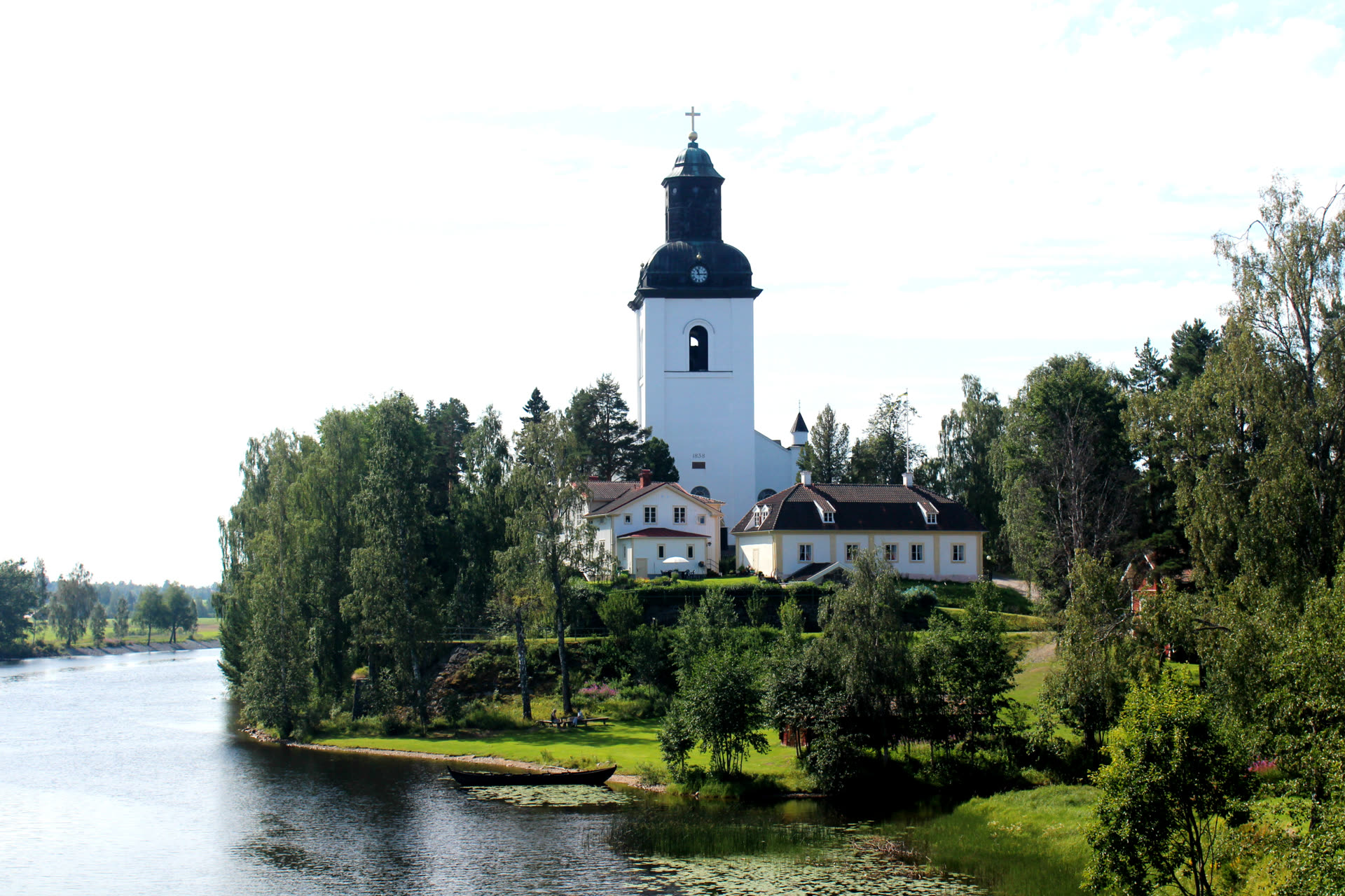 Järvsö kyrka — kyrkan i samhället, inte den rödmarkerade rutan och inte 20 000 hektar