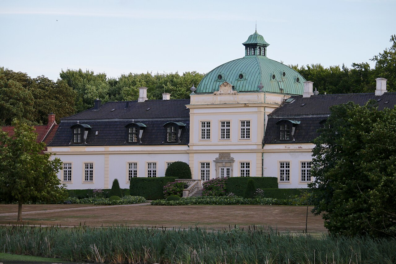 Jordberga slott — byggnaden, inte dammen