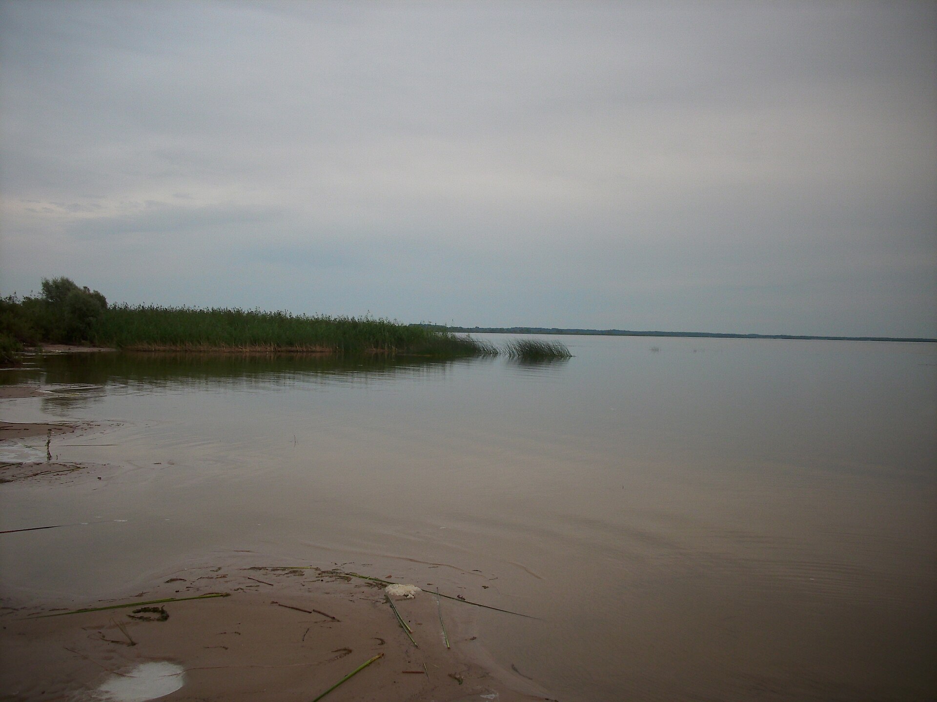 Lubāns-sjön i Lettland — landskapsfoto, inte ett namngivet jakthotell