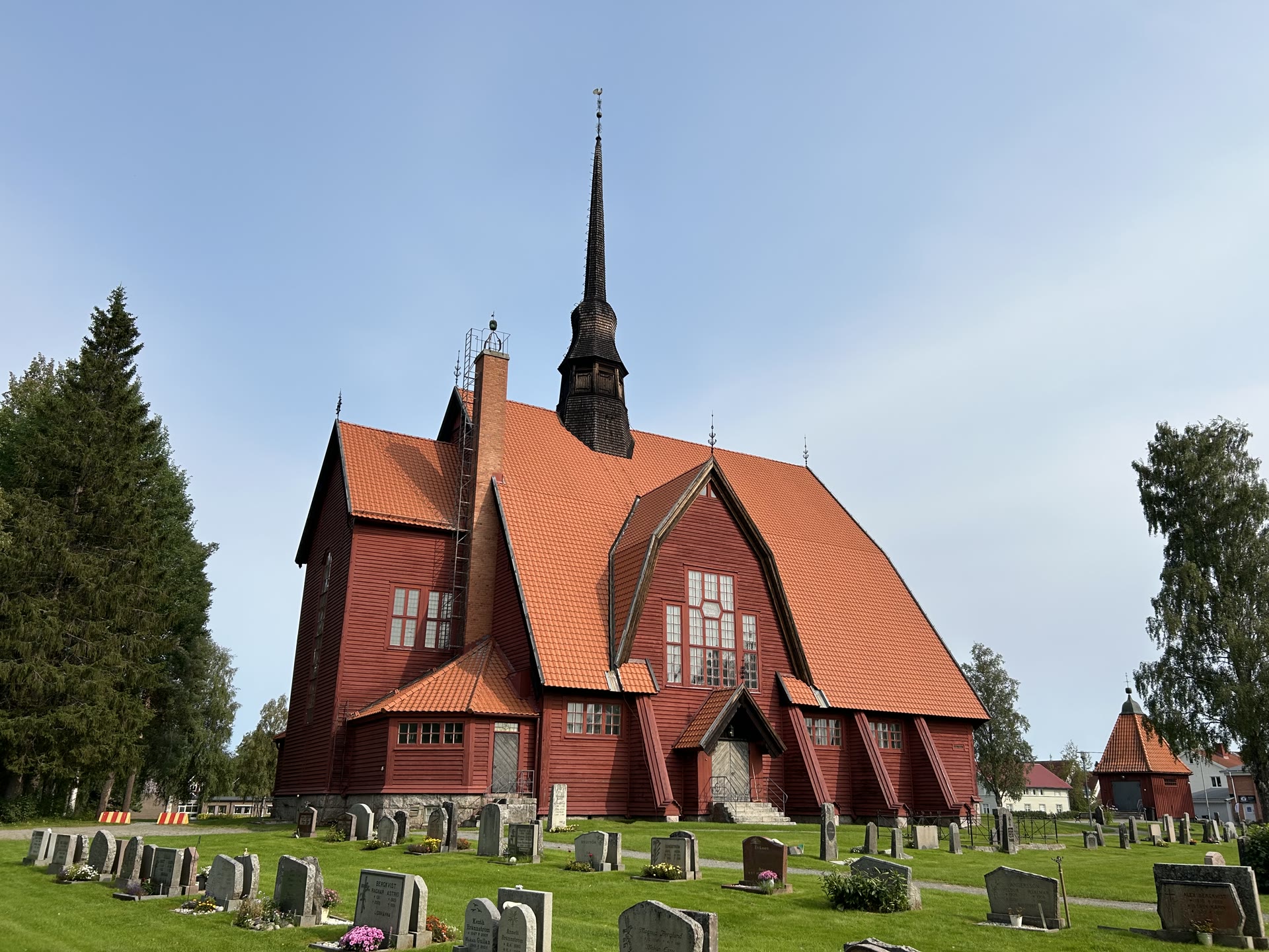 Norsjö kyrka i augusti — kyrkan i samhället, inte Vidmarken och inte WeHunt 203142