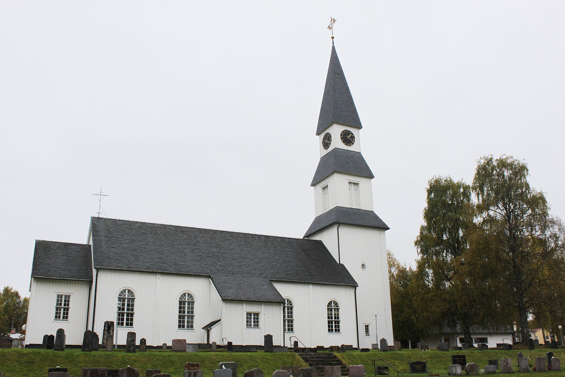 Särna kyrka — kyrkan i samhället, inte Sveaskogs Fjätälven och inte Nipfjället