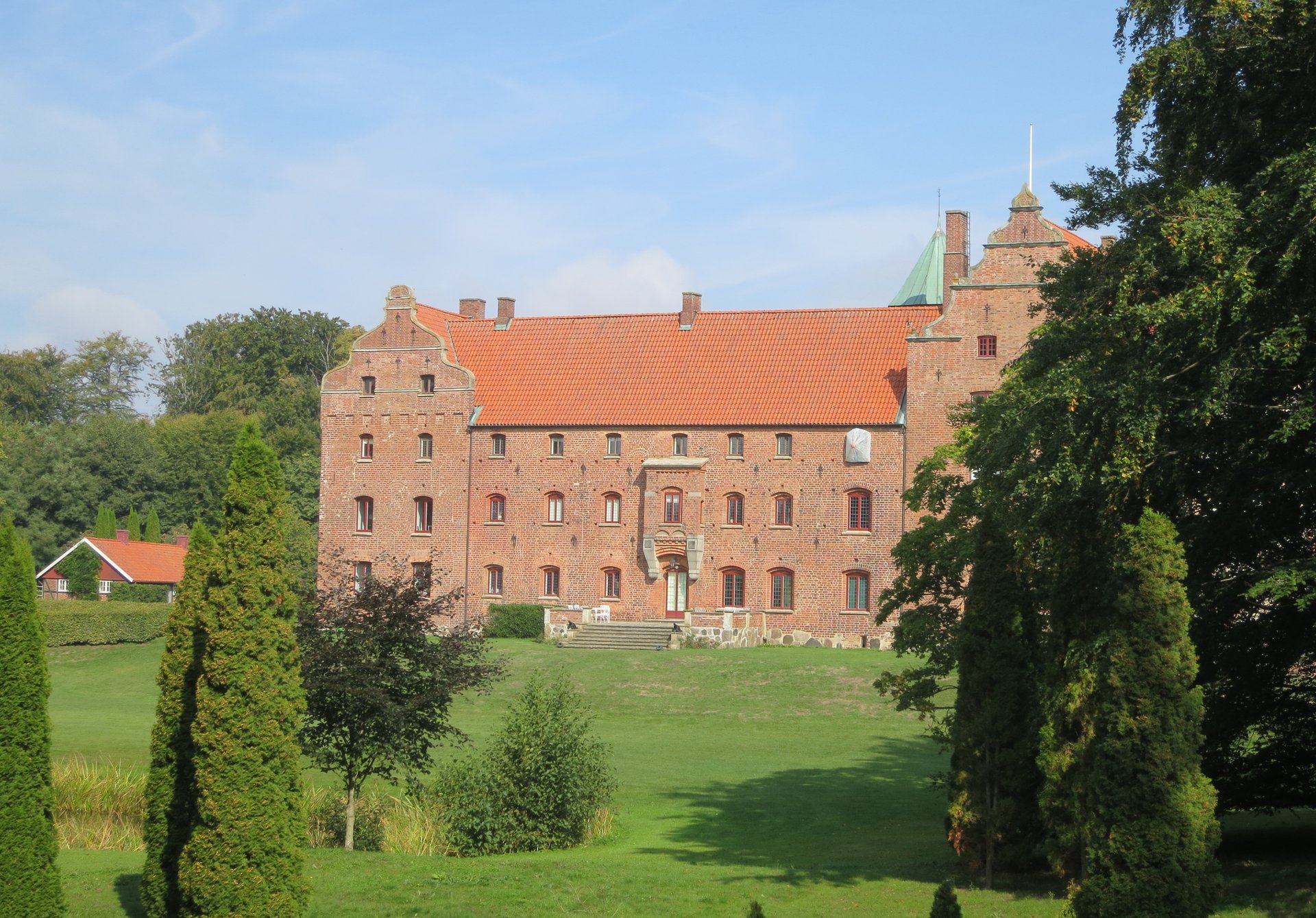 Skarhults slott — byggnaden utanför Eslöv, inte såten och inte en taxa