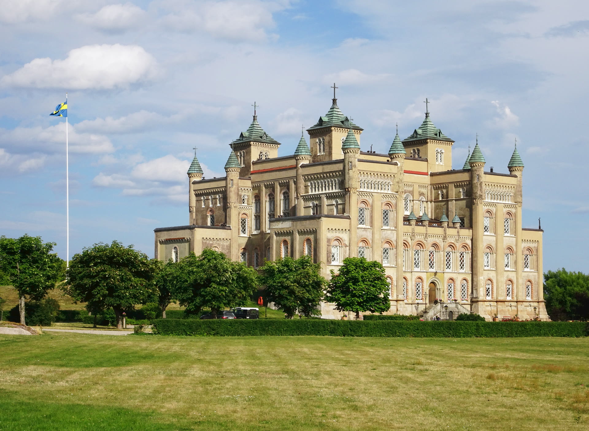 Stora Sundby slott — byggnaden, inte drevet