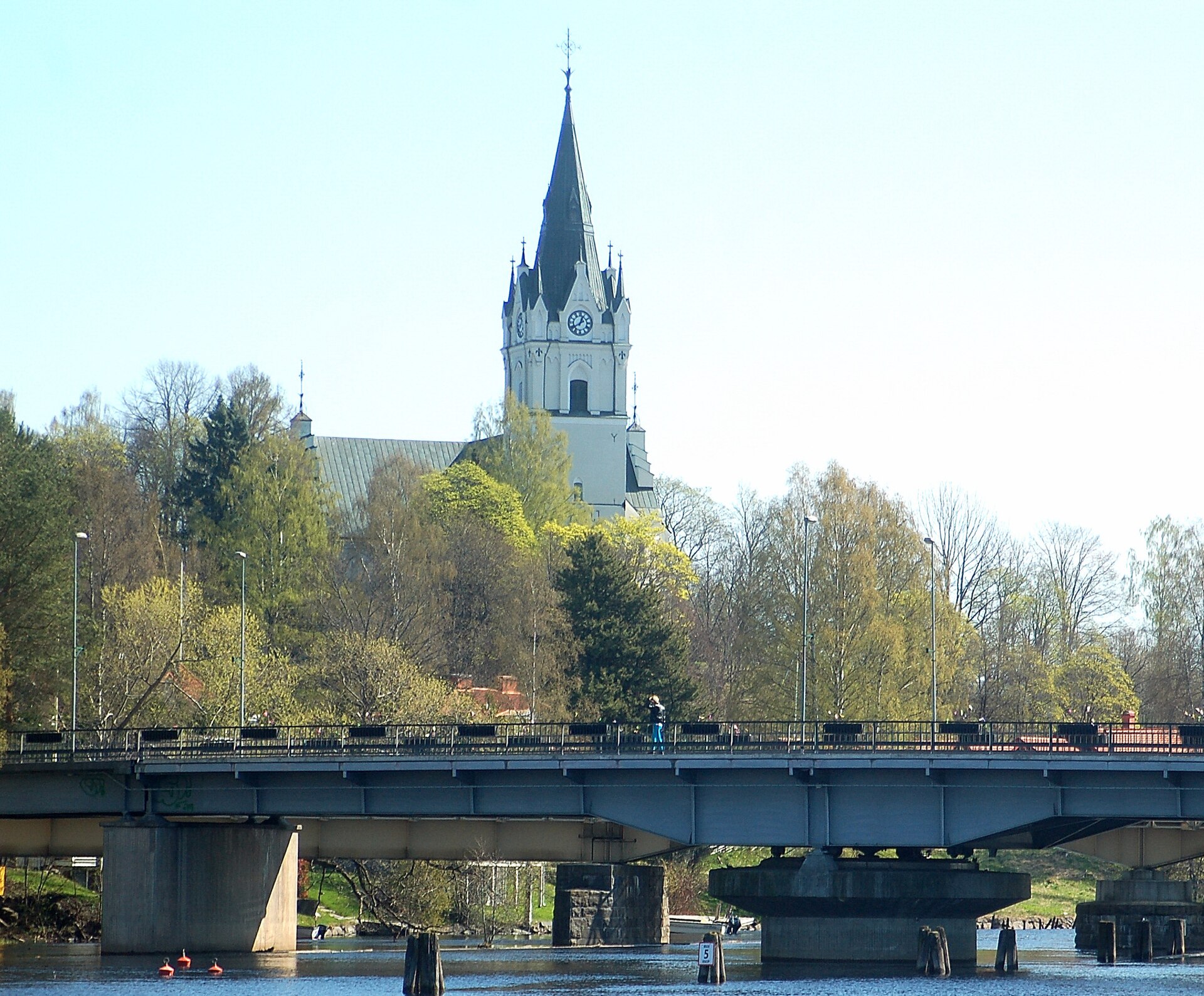Sunne kyrka — kyrkan i samhället, inte Hällsjöns 5 500 hektar nordost om Sunne
