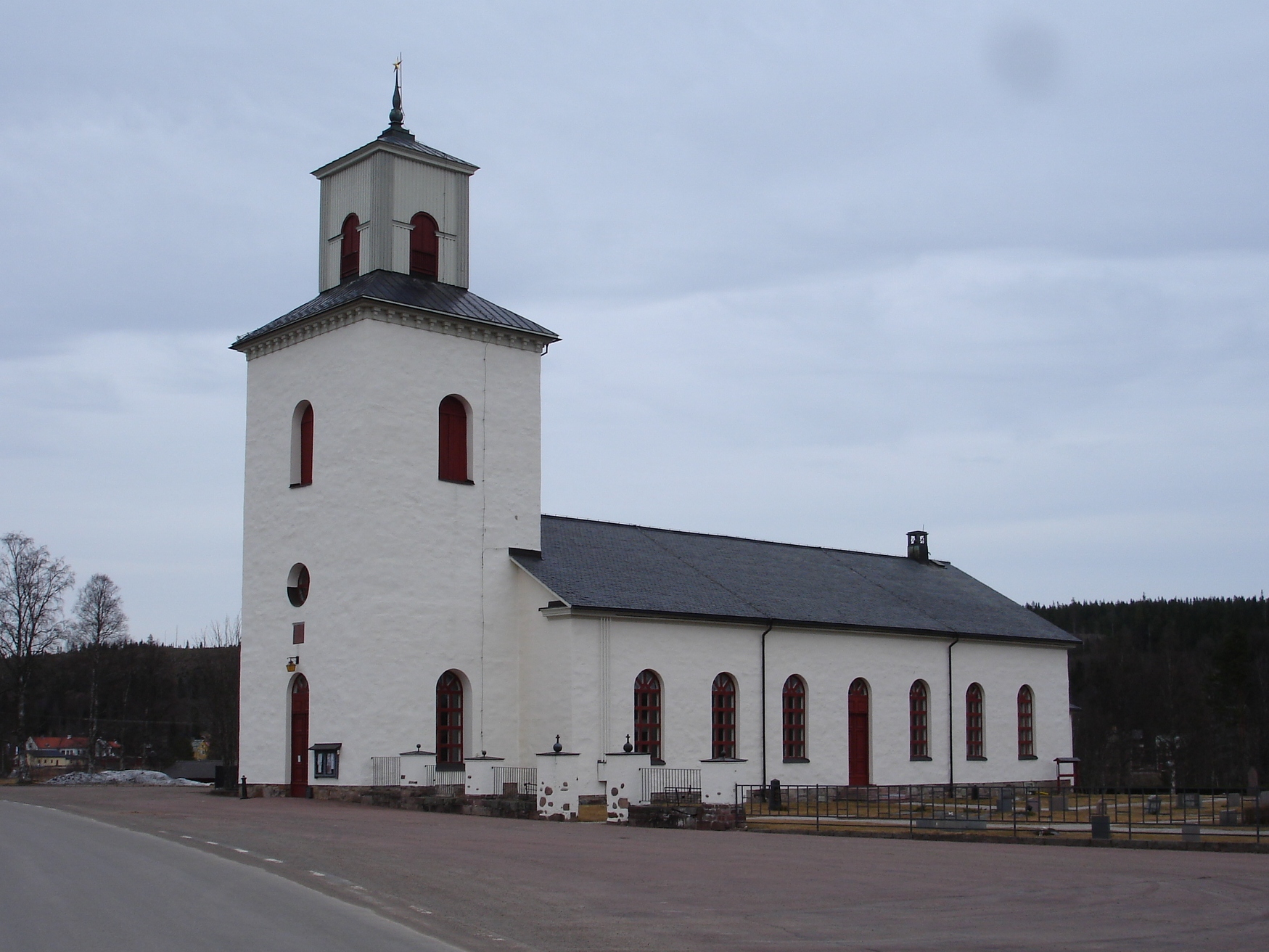 Transtrands kyrka — tornet i samhället, inte ett namngivet älglag och inte Östvalla 125 inifrån