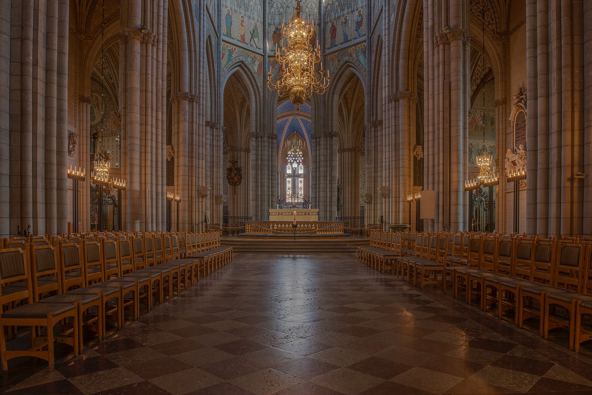 Uppsala domkyrka inifrån — domkyrkan i stan, inte ett namngivet arrende och inte Box 1314 som såt